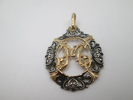 Medalla calada anagrama de la Virgen María. Plata de ley y vermeil. Cerco vegetal. 1970 Medalla calada anagrama de la Virgen María. Plata de ley y vermeil. Cerco vegetal. 1970