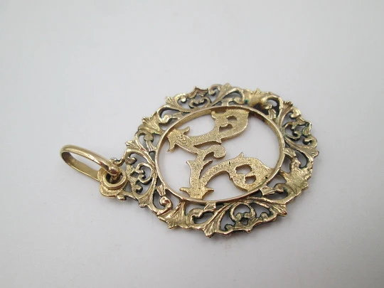 Medalla calada anagrama de la Virgen María. Plata de ley y vermeil. Cerco vegetal. 1970 Medalla calada anagrama de la Virgen María. Plata de ley y vermeil. Cerco vegetal. 1970