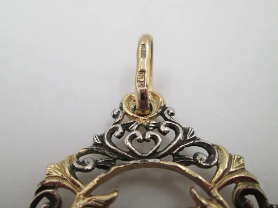 Medalla calada anagrama de la Virgen María. Plata de ley y vermeil. Cerco vegetal. 1970 Medalla calada anagrama de la Virgen María. Plata de ley y vermeil. Cerco vegetal. 1970