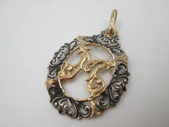 Medalla calada anagrama de la Virgen María. Plata de ley y vermeil. Cerco vegetal. 1970 Medalla calada anagrama de la Virgen María. Plata de ley y vermeil. Cerco vegetal. 1970