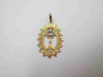Medalla calada Cáliz. Oro amarillo 18 quilates y diamante. Argolla. 1950