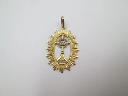 Medalla calada Cáliz. Oro amarillo 18 quilates y diamante. Argolla. 1950