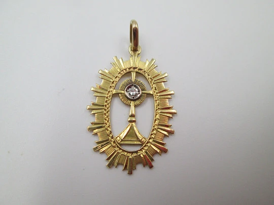 Medalla calada Cáliz. Oro amarillo 18 quilates y diamante. Argolla. 1950