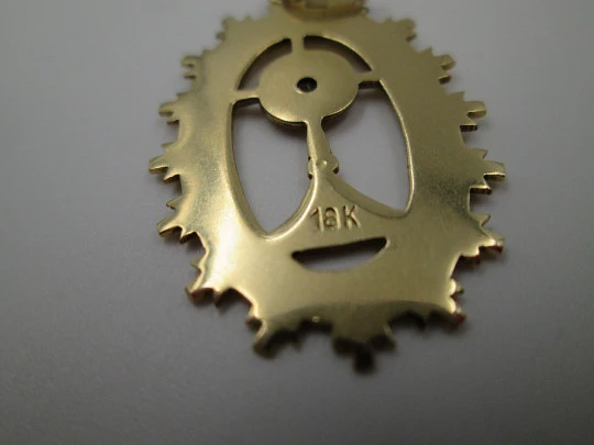 Medalla calada Cáliz. Oro amarillo 18 quilates y diamante. Argolla. 1950