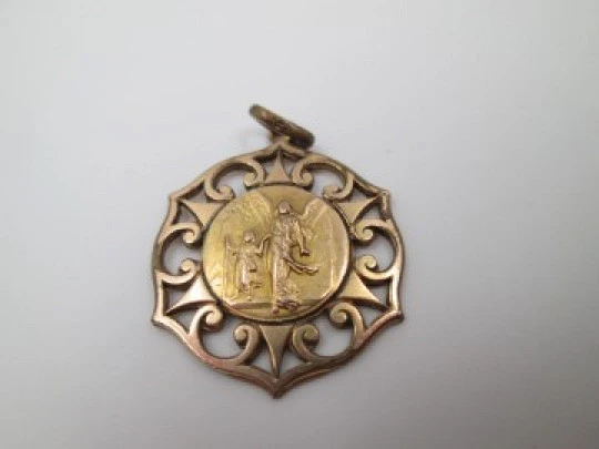 Medalla calada metal dorado. Ángel de la Guarda. Volutas y triángulos. 1940 Medalla calada metal dorado. Ángel de la Guarda. Volutas y triángulos. 1940