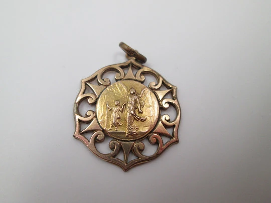 Medalla calada metal dorado. Ángel de la Guarda. Volutas y triángulos. 1940
