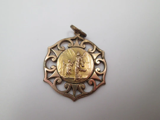 Medalla calada metal dorado. Ángel de la Guarda. Volutas y triángulos. 1940 Medalla calada metal dorado. Ángel de la Guarda. Volutas y triángulos. 1940