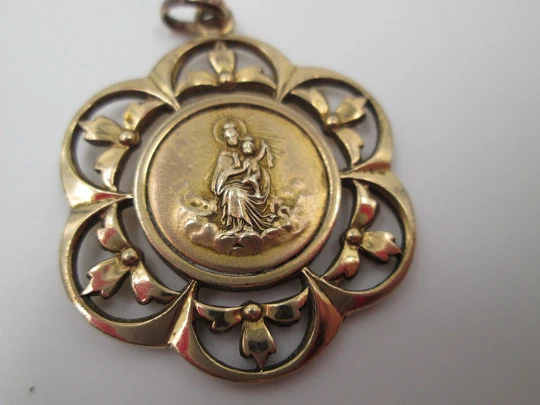 Medalla calada metal dorado. Virgen con Niño. Adornos vegetales. Años 40