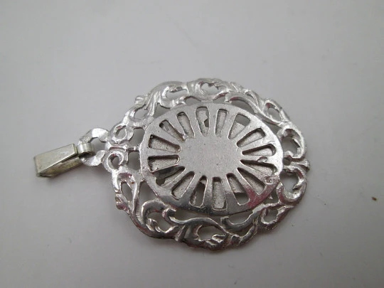 Medalla calada plata de ley. Busto Jesucristo con corona espinas y resplandor. 1970