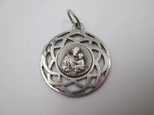 Medalla calada San José con el Niño. Laminada en plata. 1920. España