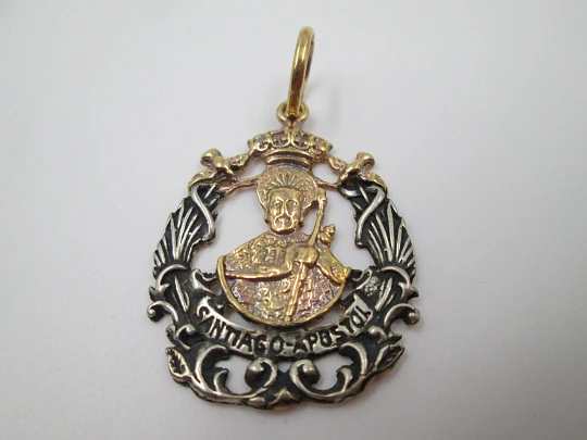 Medalla calada Santiago Apóstol. Plata de ley 925 y vermeil. Años 70. España