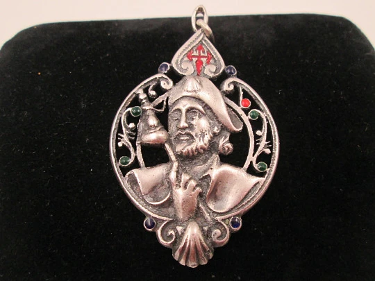 Medalla calada Santiago Peregrino. Plata de ley y esmaltes de colores. Asa y argolla. 1960