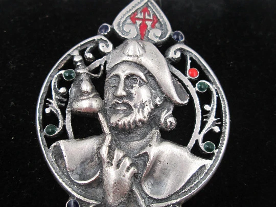 Medalla calada Santiago Peregrino. Plata de ley y esmaltes de colores. Asa y argolla. 1960