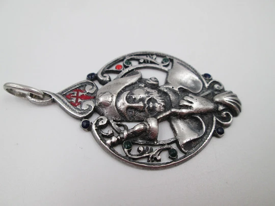 Medalla calada Santiago Peregrino. Plata de ley y esmaltes de colores. Asa y argolla. 1960
