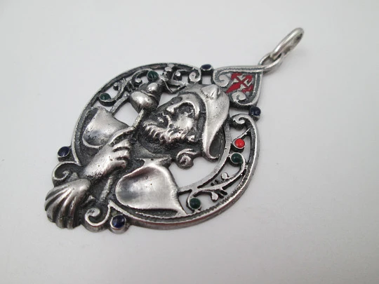 Medalla calada Santiago Peregrino. Plata de ley y esmaltes de colores. Asa y argolla. 1960