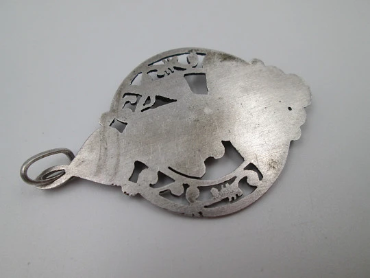 Medalla calada Santiago Peregrino. Plata de ley y esmaltes de colores. Asa y argolla. 1960