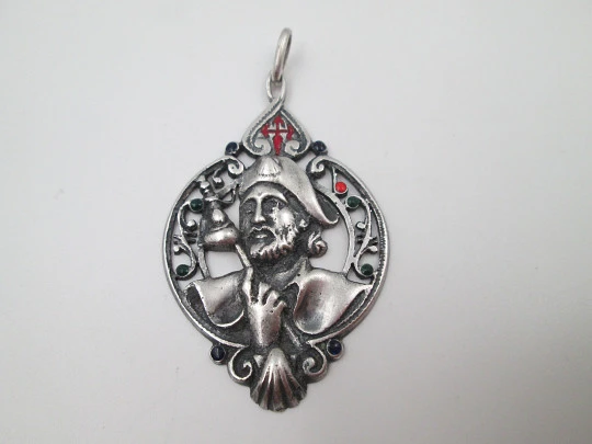 Medalla calada Santiago Peregrino. Plata de ley y esmaltes de colores. Asa y argolla. 1960