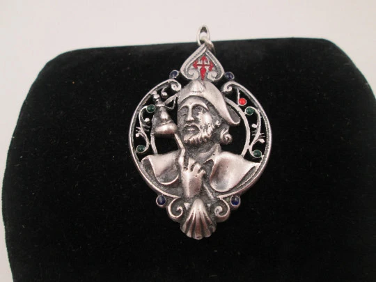 Medalla calada Santiago Peregrino. Plata de ley y esmaltes de colores. Asa y argolla. 1960