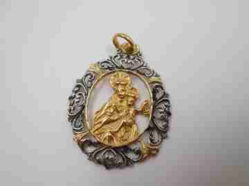 Medalla calada Virgen con Niño. Plata de ley 925 y vermeil. Años 70. España