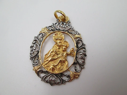 Medalla calada Virgen con Niño. Plata de ley 925 y vermeil. Años 70. España