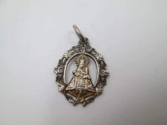 Medalla calada Virgen del Pilar. Plata ley y vermeil. Argolla. 1980. España
