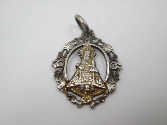 Medalla calada Virgen del Pilar. Plata ley y vermeil. Argolla. 1980. España