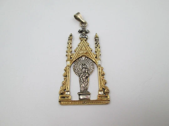 Medalla capilla Vírgen del Pilar. Plata de ley 925 y detalles vermeil. Asa y argolla. 1970