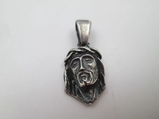 Medalla colgante busto Jesucristo con corona de espinas. Plata de ley. Argolla. 1960