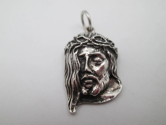 Medalla colgante busto Jesucristo con corona de espinas. Plata de ley. Argolla. 1960 Medalla colgante busto Jesucristo con corona de espinas. Plata de ley. Argolla. 1960