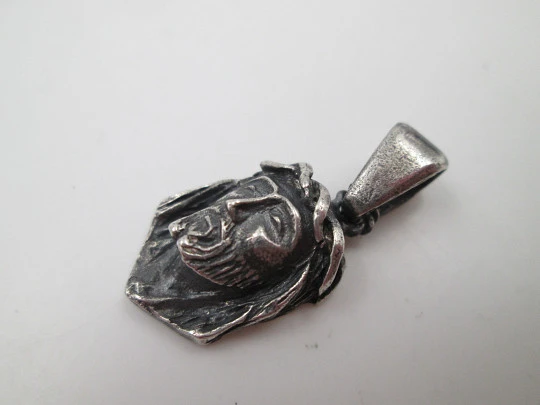 Medalla colgante busto Jesucristo con corona de espinas. Plata de ley. Argolla. 1960