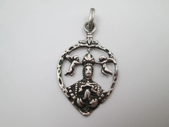 Medalla colgante calada plata. Virgen del Sagrario coronada por querubines. Siglo XIX