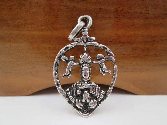 Medalla colgante calada plata. Virgen del Sagrario coronada por querubines. Siglo XIX