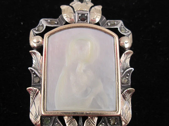 Medalla colgante Virgen con Niño. Plata de ley, placa nácar y oro amarillo. España. 1950