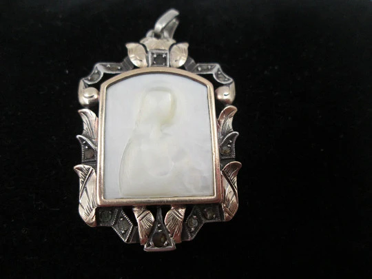 Medalla colgante Virgen con Niño. Plata de ley, placa nácar y oro amarillo. España. 1950