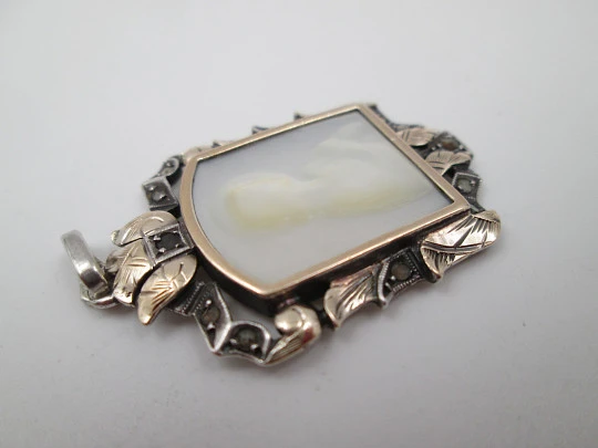 Medalla colgante Virgen con Niño. Plata de ley, placa nácar y oro amarillo. España. 1950