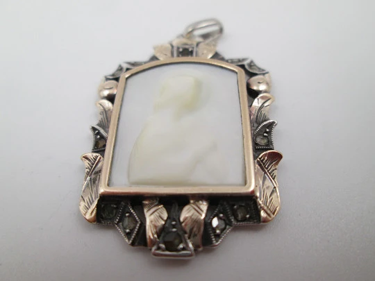 Medalla colgante Virgen con Niño. Plata de ley, placa nácar y oro amarillo. España. 1950