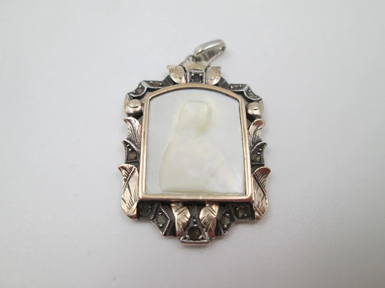Medalla colgante Virgen con Niño. Plata de ley, placa nácar y oro amarillo. España. 1950
