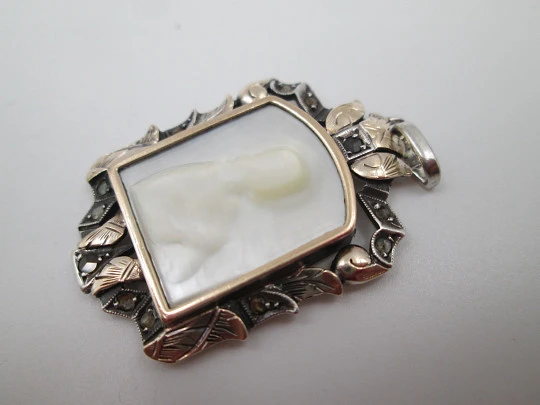 Medalla colgante Virgen con Niño. Plata de ley, placa nácar y oro amarillo. España. 1950