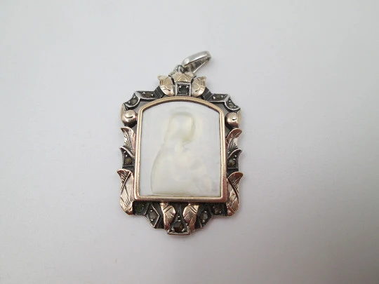 Medalla colgante Virgen con Niño. Plata de ley, placa nácar y oro amarillo. España. 1950