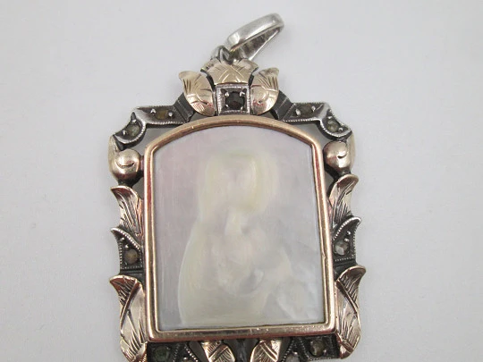 Medalla colgante Virgen con Niño. Plata de ley, placa nácar y oro amarillo. España. 1950