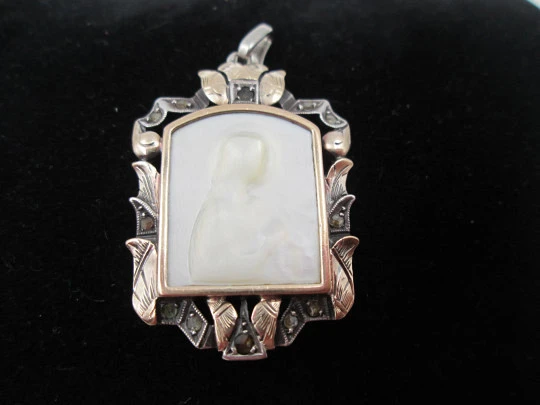 Medalla colgante Virgen con Niño. Plata de ley, placa nácar y oro amarillo. España. 1950