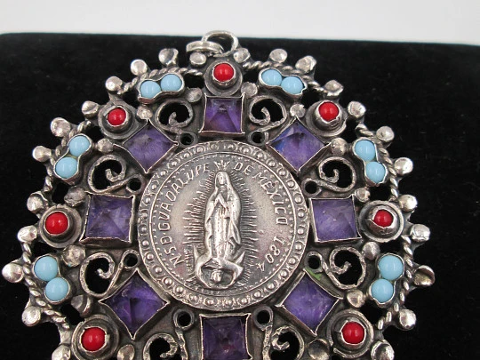 Medalla colgante Virgen de Guadalupe. Plata de ley. Amatistas, turquesas y corales. 1960