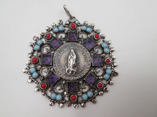 Medalla colgante Virgen de Guadalupe. Plata de ley. Amatistas, turquesas y corales. 1960