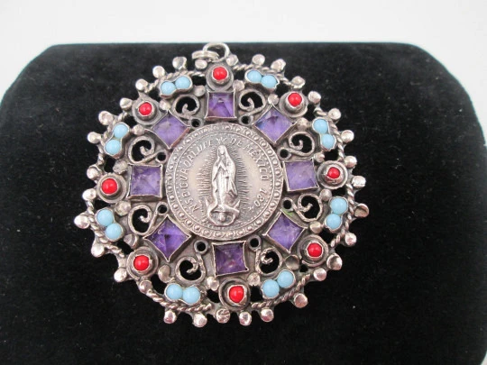 Medalla colgante Virgen de Guadalupe. Plata de ley. Amatistas, turquesas y corales. 1960
