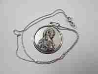 Medalla con cadena Virgen de la Esperanza Macarena. Plata de ley. 1970