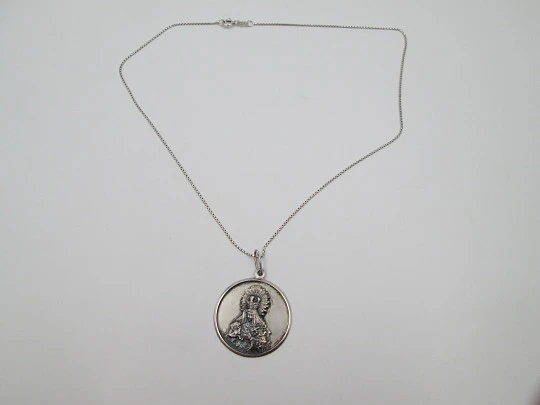 Medalla con cadena Virgen de la Esperanza Macarena. Plata de ley. 1970