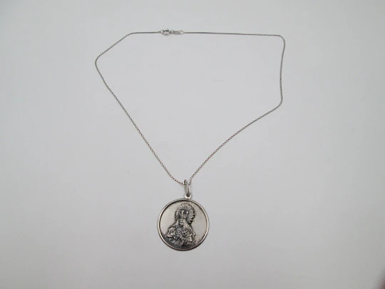 Medalla con cadena Virgen de la Esperanza Macarena. Plata de ley. 1970