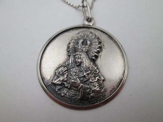 Medalla con cadena Virgen de la Esperanza Macarena. Plata de ley. 1970