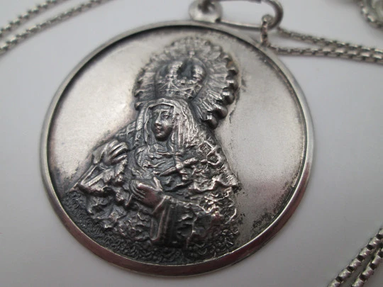 Medalla con cadena Virgen de la Esperanza Macarena. Plata de ley. 1970