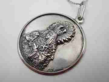 Medalla con cadena Virgen de la Esperanza Macarena. Plata de ley. 1970